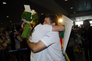 Mayra ganhou abraço de João Derly na chegada | Foto: Fernanda Davoglio / Divulgação Sogipa