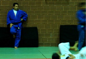 Sensei Tigran Karhanyan observa treinos de sua equipe com gaúchos | Foto: Tiago Medina / FGJ