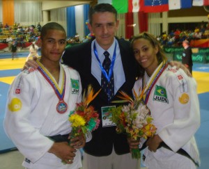 Diego posa para foto com a medalha, ao lado do técnico Kiko e de Taciana | Foto: Divulgação