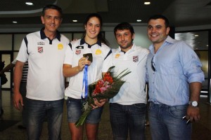 Medalhista de ouro no Grand Slam,       Mayra teve recepção especial nesta terça | Foto: Miguel Noronha