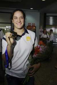 Mayra exibe sua medalha na chegada a Porto Alegre | Foto: Miguel Noronha